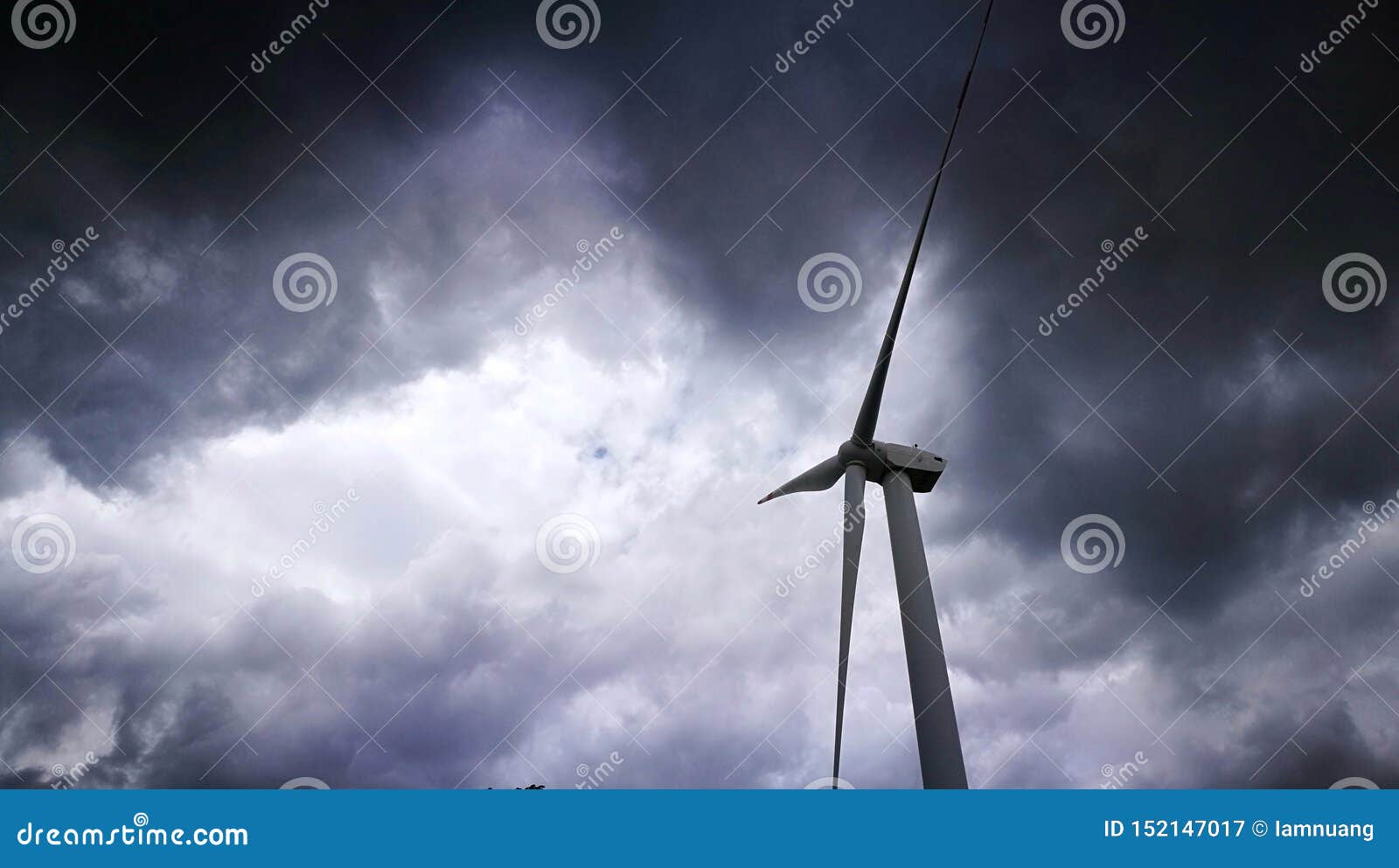 Smitsom Messing Resten Wind Power Unit Standing Alone with Glommy Rain Clouds Surrounding Stock  Image - Image of glommy, wind: 152147017