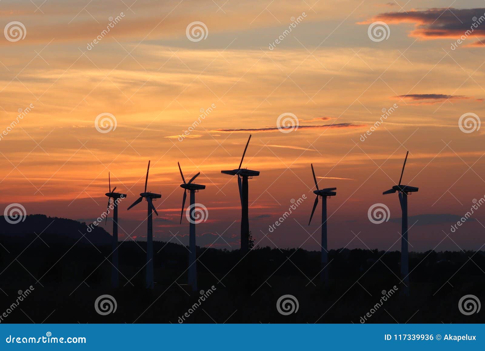 Windenergiepost in zonsondergang Romantische avond en moderne technologieën van ecologisch schone elektriciteit Bescherming van e. Windenergiepost in zonsondergang Romantische avond en moderne technologieën van ecologisch schone elektriciteit Bescherming van het milieu Rooskleurige Toekomst Een alternatieve manier om energie te halen