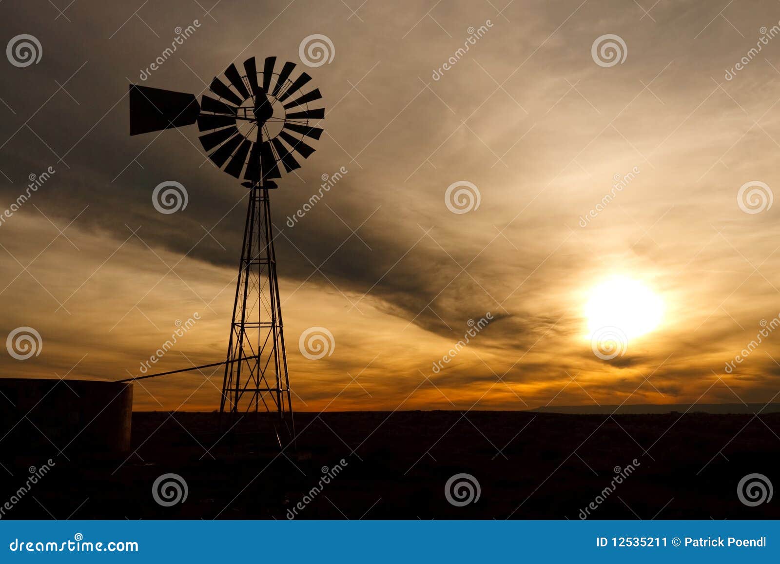 Windmill för lantgårdsilhouettesolnedgång. Blad brukar windmillen för vatten för mexico den nya gammala pumpa roterande solnedgångUSA