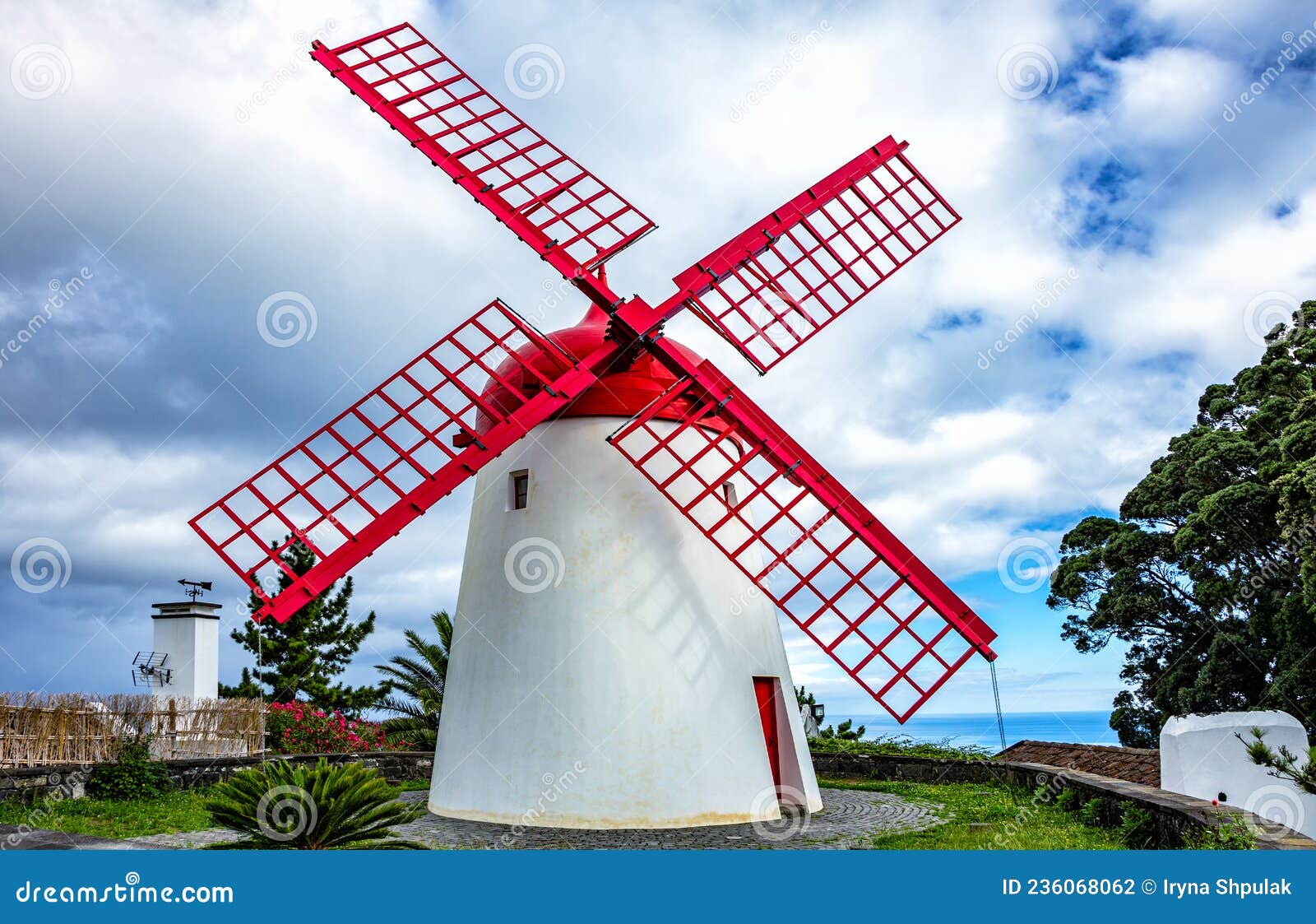 windmill  moinho do pico vermelho, ajuda da bretanha, sÃÂ£o miguel island, azores, portugal, europe
