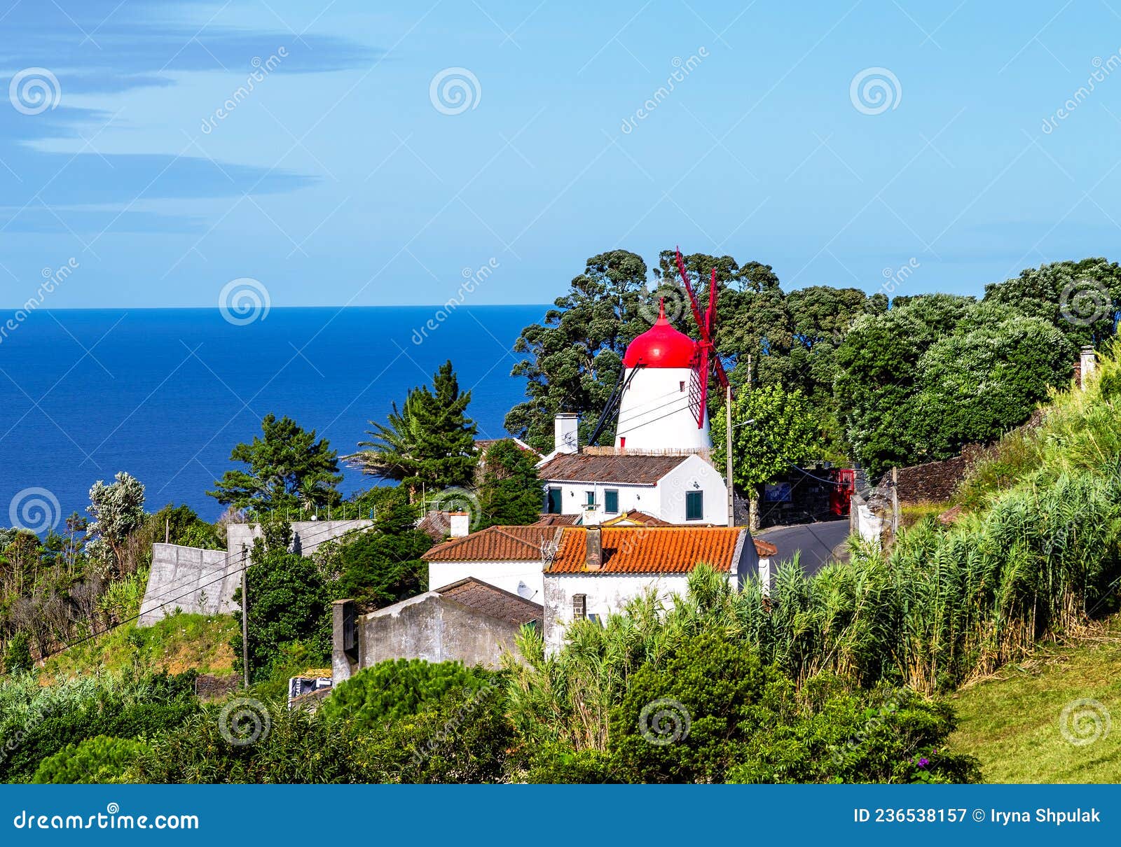 windmill moinho do pico vermelho, ajuda da bretanha, sÃÂ£o miguel island, azores, portugal, europe