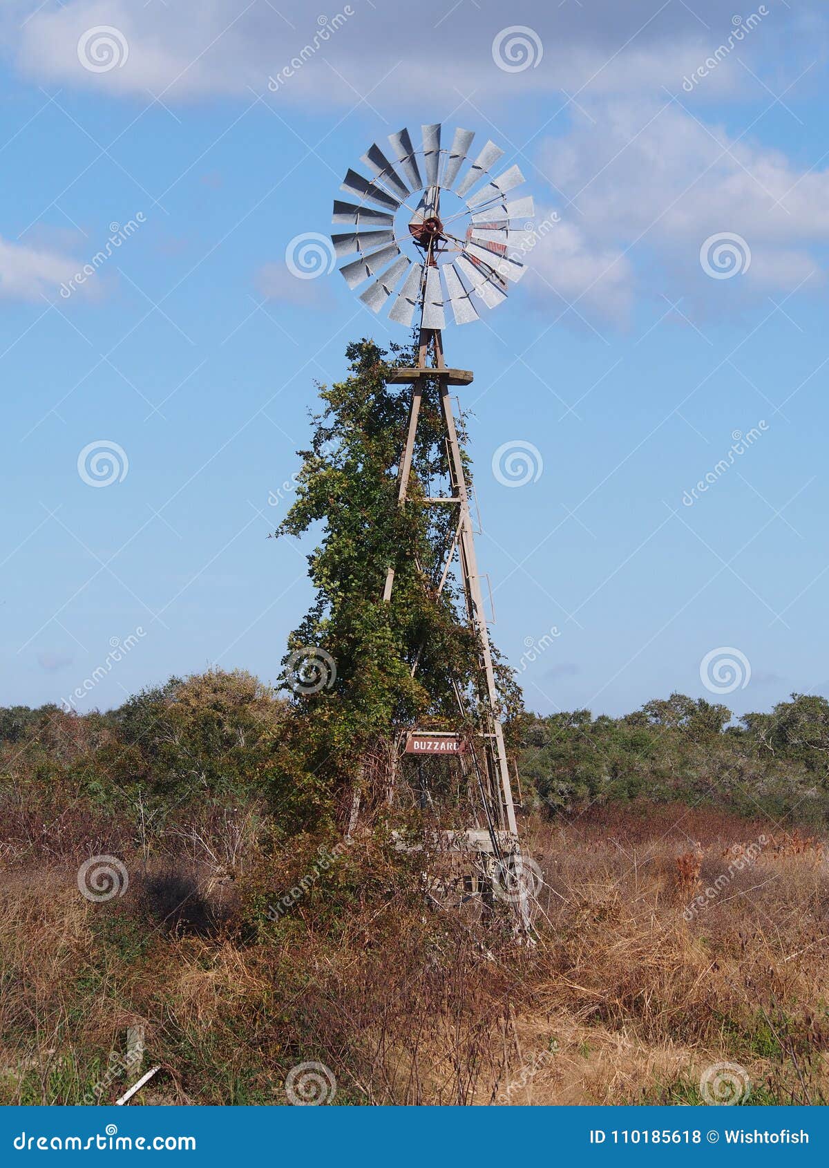 Windmühle in Aransas, Tx. Ich liebe diese Windmühle, die im Bundesfisch- und Tierschutzgebiethinterland in den Sümpfen in keinem Mann ` s Land sitzt
