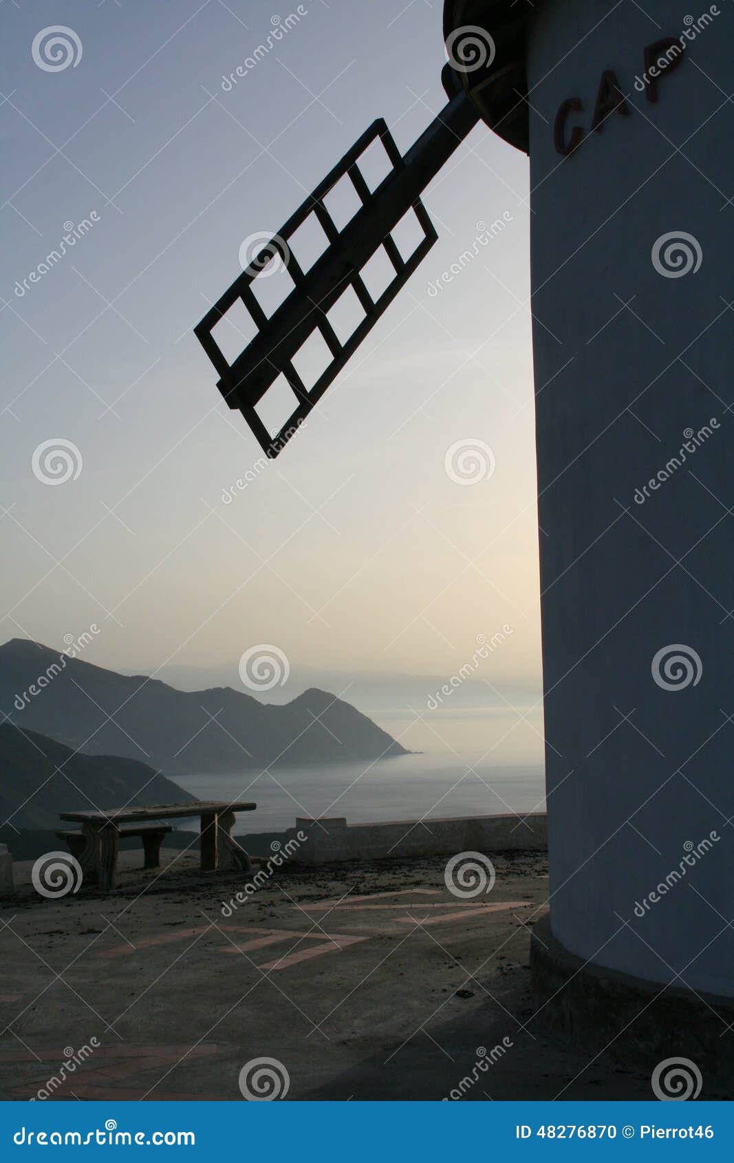 Windmühle in Korsika. Foto im Endeffekt gemacht in Norden von Korsika am Capo Grosso