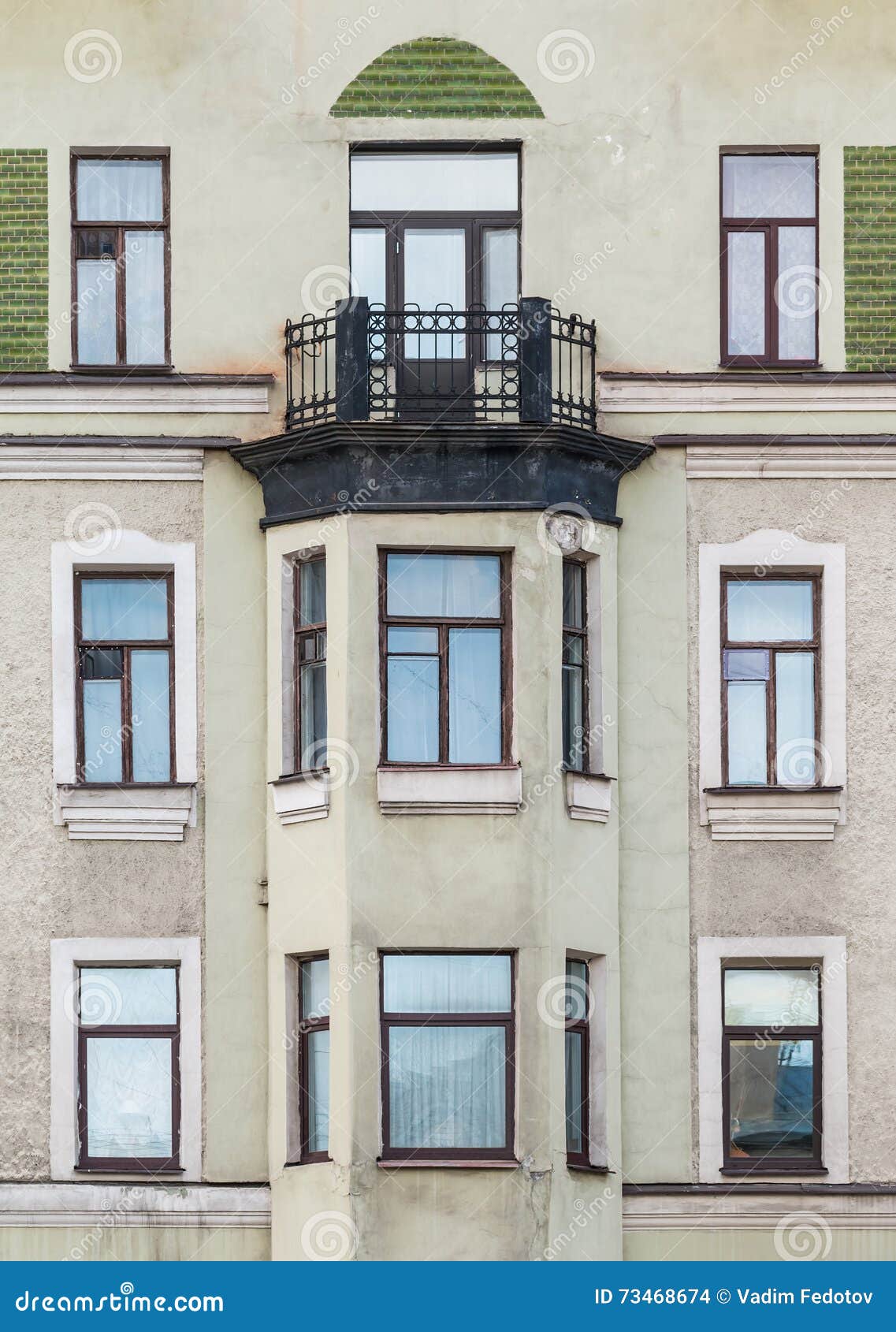 Windows в ряд и эркер на фасаде жилого дома Стоковое Фото - изображение насчитывающей столетие, стекло: 73468674