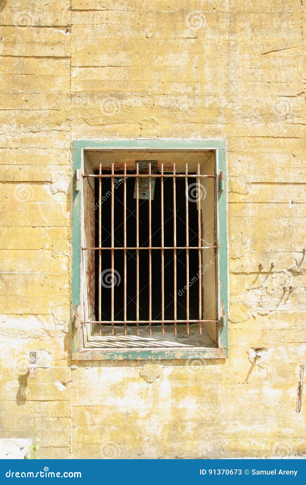 Windows Con Le Barre Sul Bunker Di Hitler In Margival L Aisne Picardie Nel Nord Della Francia Immagine Stock Immagine Di Scantinato Interno