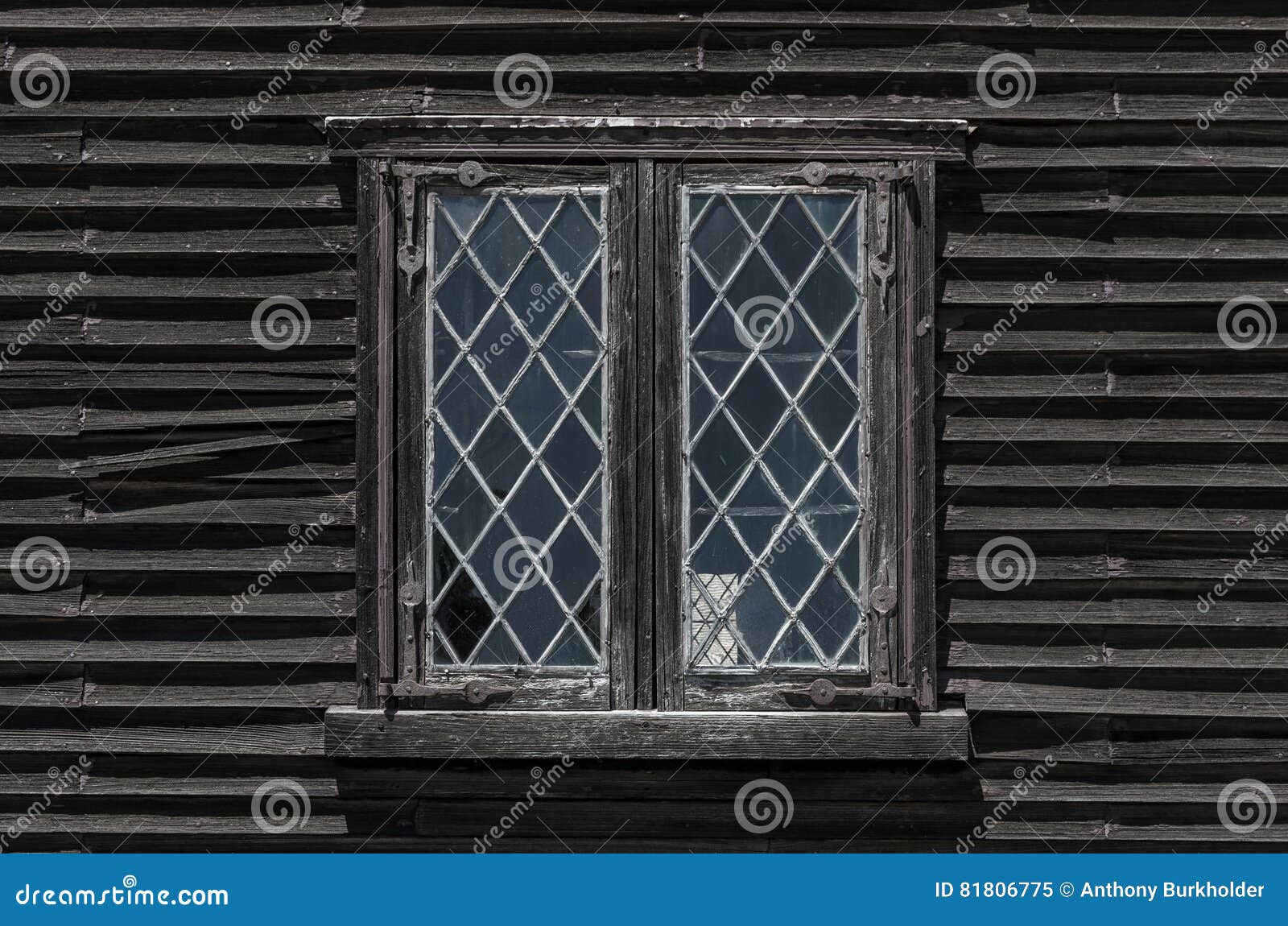 Windows rústico. As janelas rústicas formam uma construção colonial