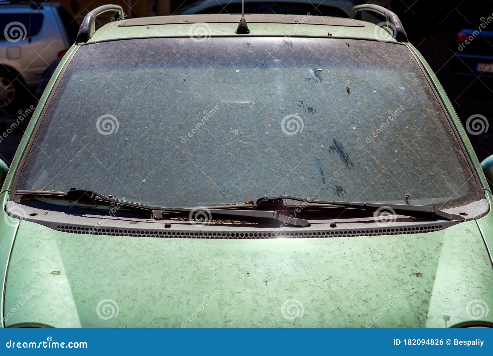 Windschutzscheibe Mit Schmutzigem Auto Der Wischer in Einer