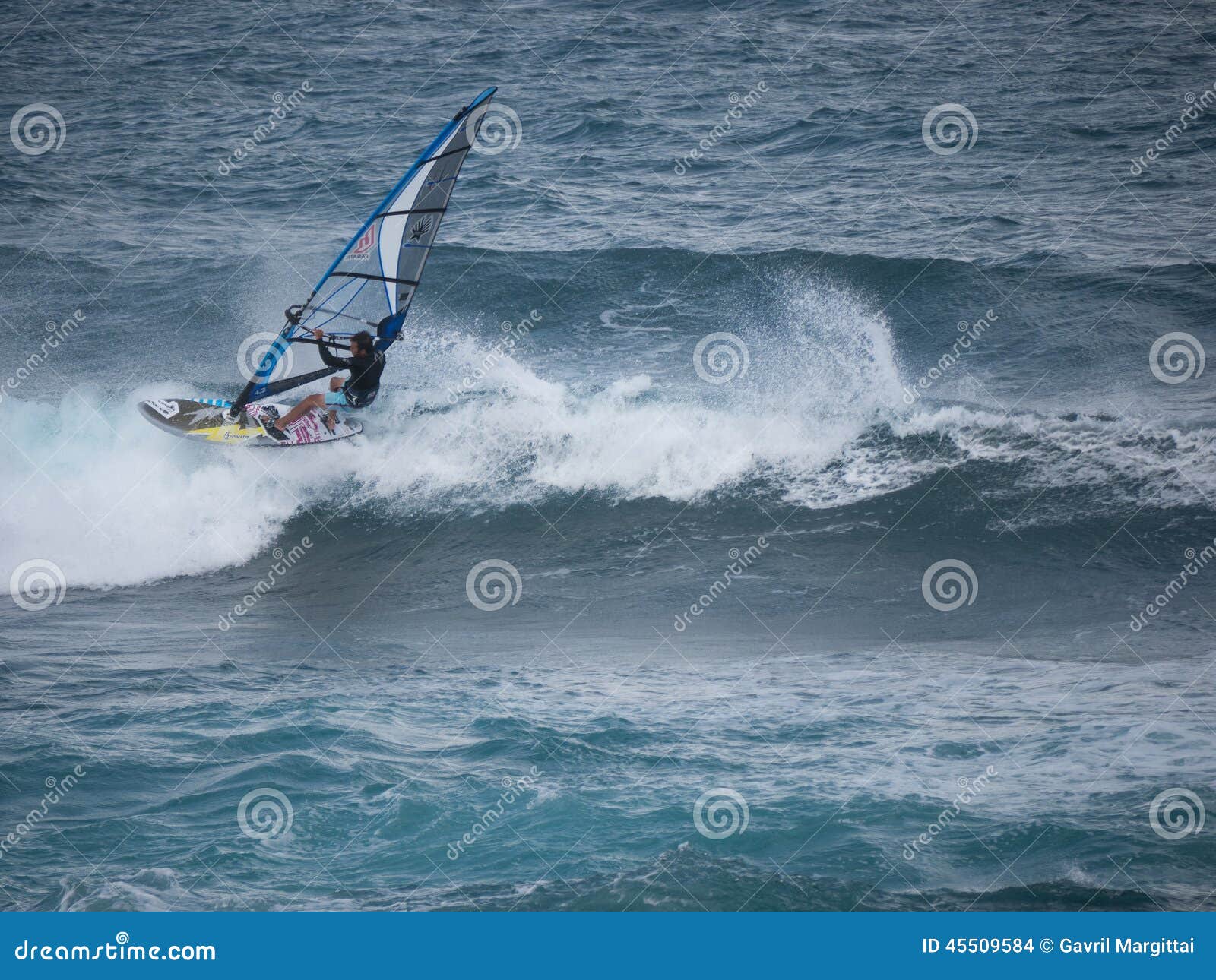 Windsurf En La Playa Maui De Hookipa Imagen de archivo editorial