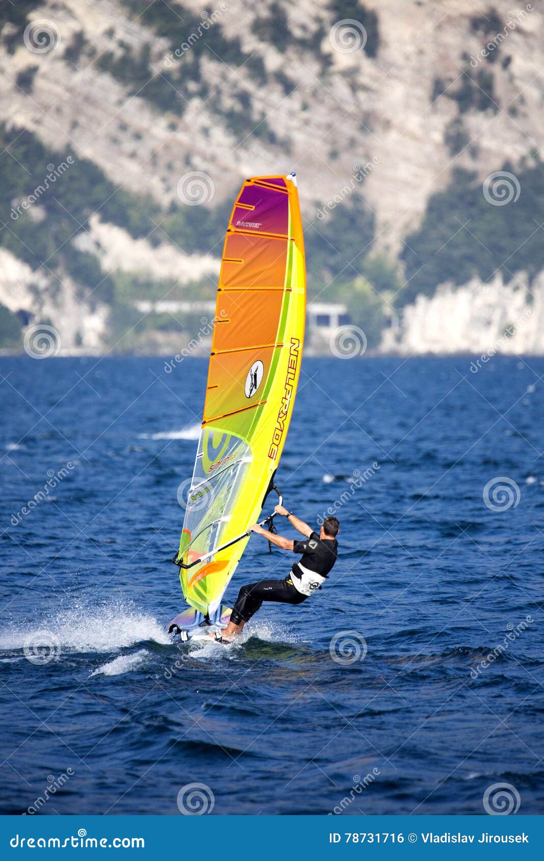 Windsurf, Lago Di Garda, Italia Foto editorial Imagen de recurso, cubo 78731716