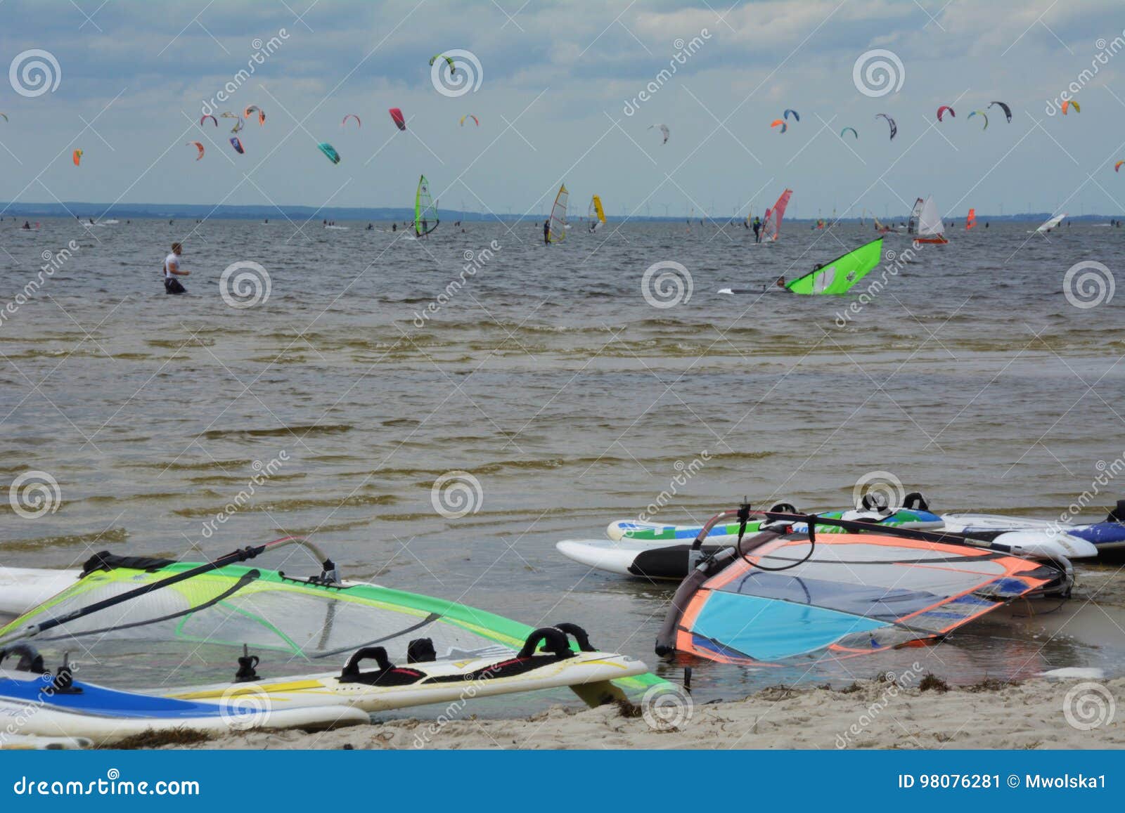 Windsurf y el kitesurfing foto editorial. Imagen de cubo 98076281
