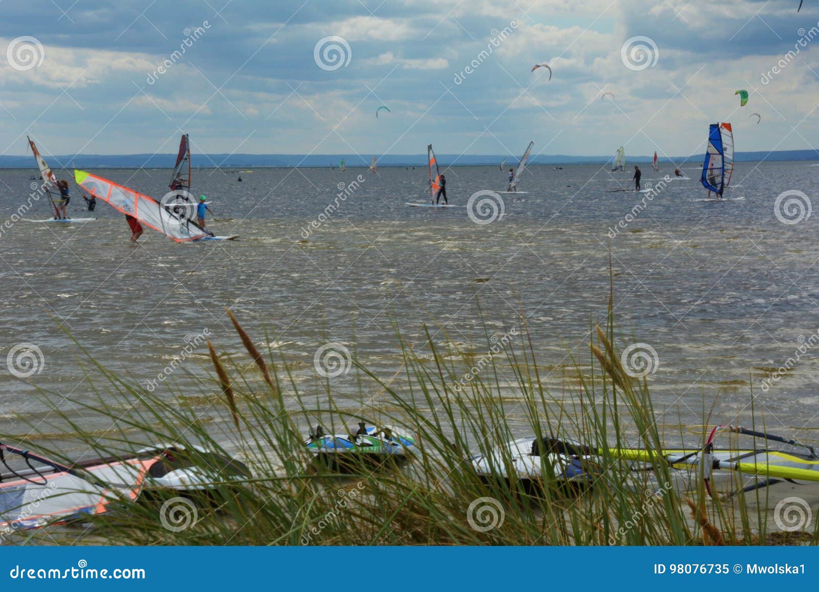 Windsurf y el kitesurfing imagen de archivo. Imagen de deporte 98076735