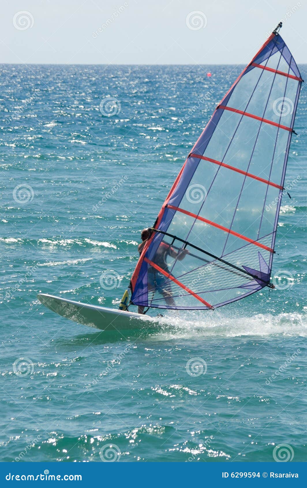 Windsurfer, der mit Drehzahl auf choppy Meer des schönen Türkises läuft