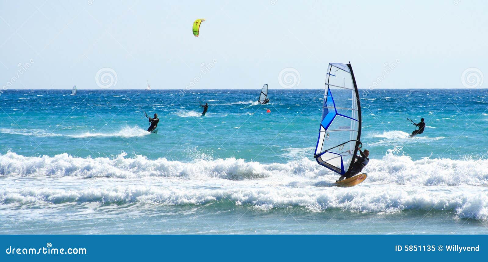 Windsurfer und kitesurfer stockbild. Bild von windsurfen 5851135