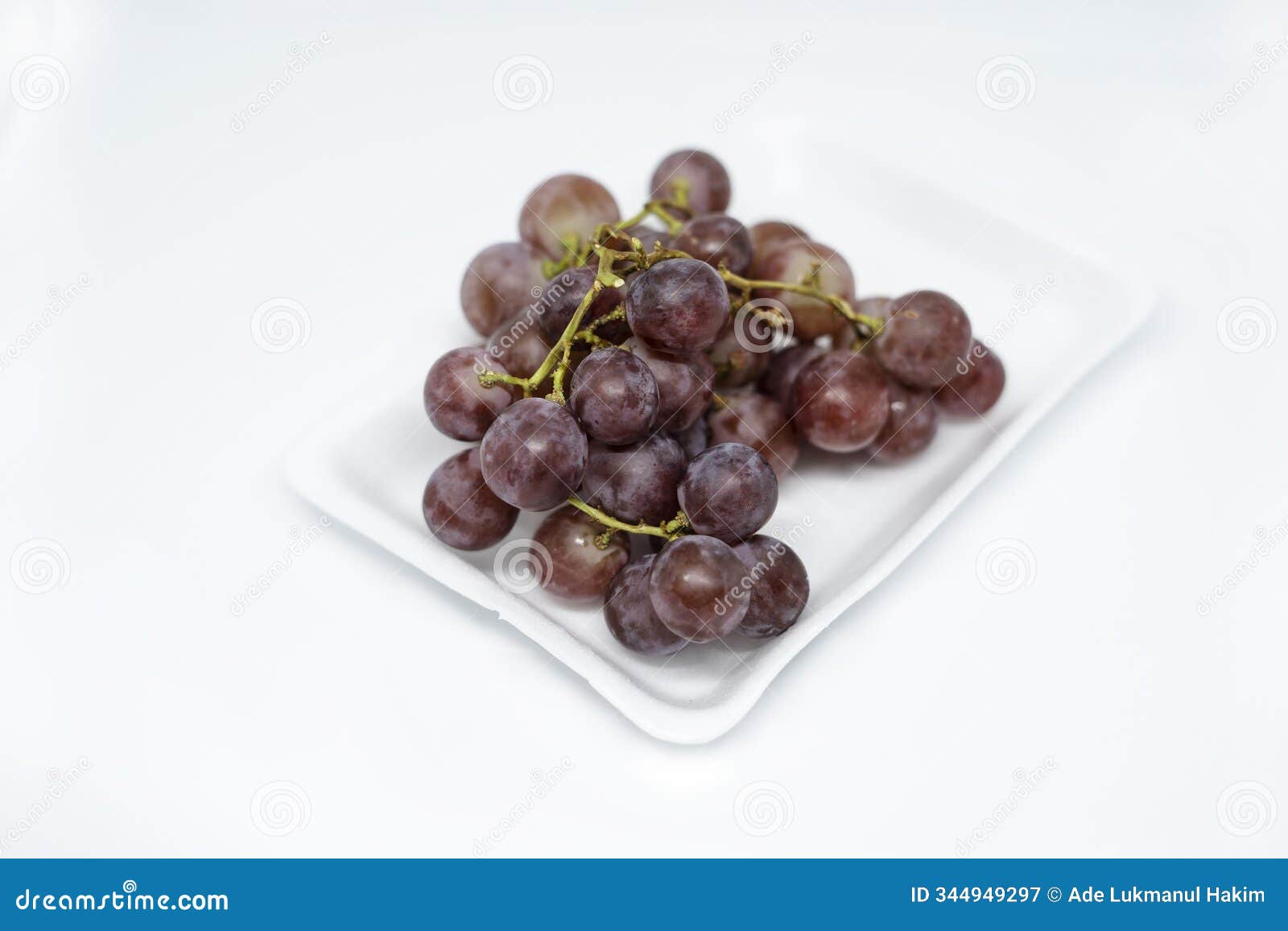 wine grape anggur red globe fresh fruit organic agriculture healthy  in white background