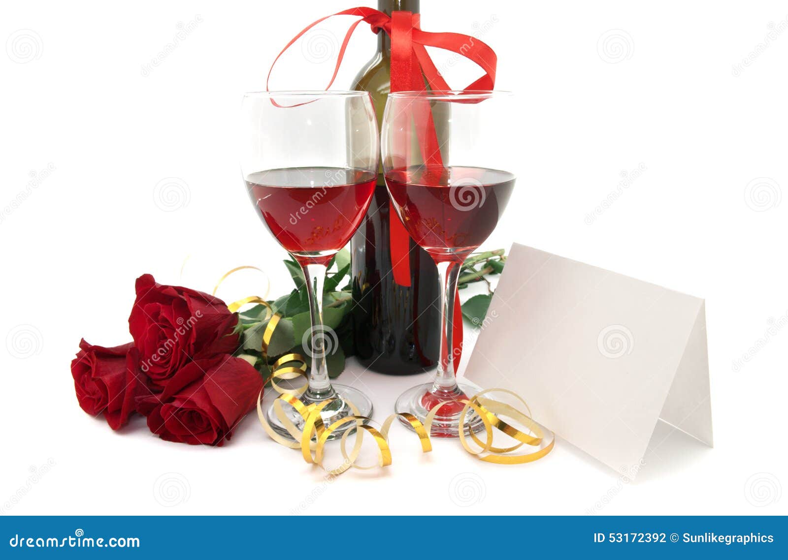 Wine в стеклах, изолированных красных розах, ленте и пустой карточке,. Wine в стеклах, красных розах, ленте и пустой карточке, изолированных на белой предпосылке