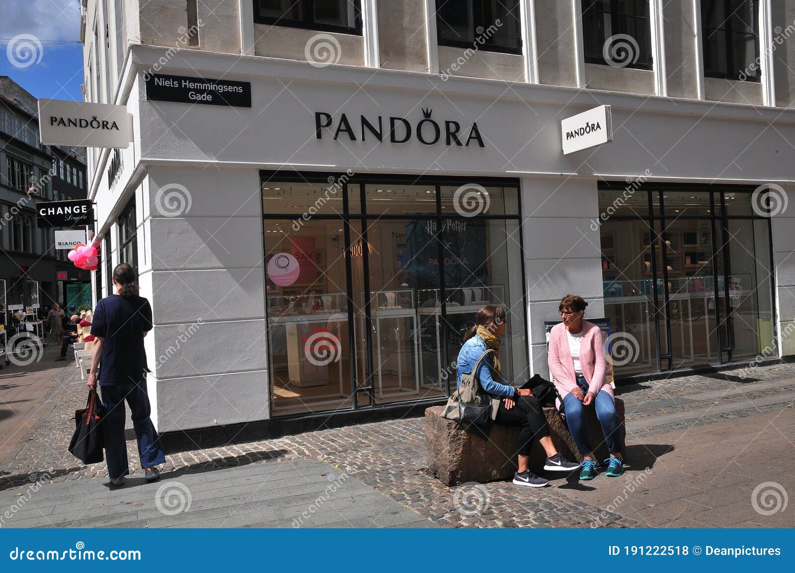 achtergrond zien In zoomen Winkel Voor Een Ront - Pandora - Juwelen in Kopenhagen Redactionele Stock  Foto - Image of zaken, klanten: 191222518
