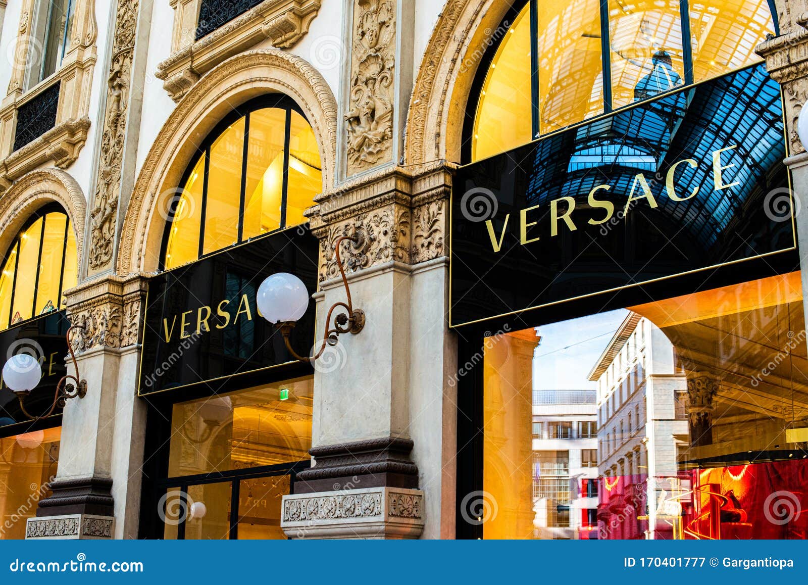 De onze ziekte Het beste Winkelramen Van De Luxewinkel Versace in Milaan Redactionele Fotografie - Image of etiket, duur: 170401777 De onze ziekte Het beste Winkelramen Van De Luxewinkel Versace in Milaan Redactionele Fotografie - Image of etiket, duur: 170401777