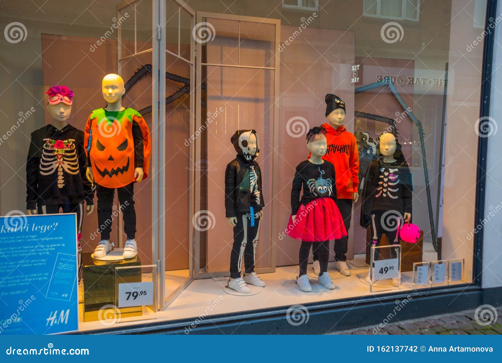 Winkelvenster Met Kleding Voor Halloween Denemarken, Europa Redactionele Fotografie - Image of hoed, 162137742