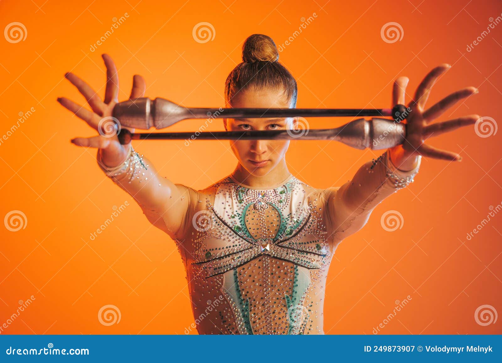 Foto de Studio shot of attractive little gymnast girl of wearing