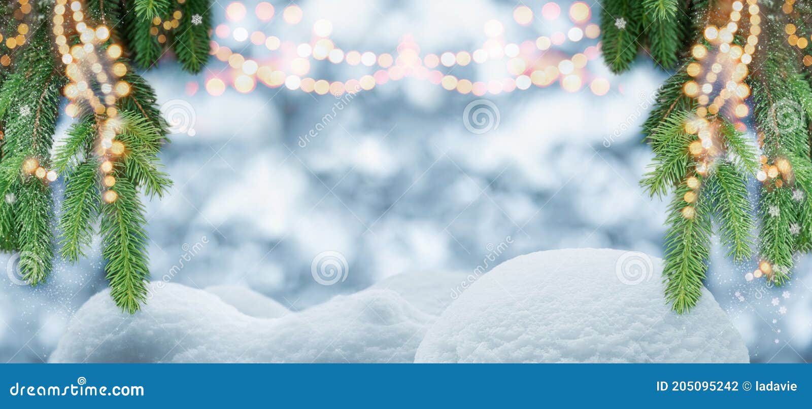 Muốn tô điểm không gian Giáng sinh trở nên đặc biệt hơn? Hãy xem ngay hình ảnh trang trí cây thông Giáng sinh nền phông với hoa dây. Những sợi dây tinh xảo kết hợp với hoa và lá tạo nên một phong cách trang trí độc đáo, tạo cảm giác ấm áp cho không gian nhà bạn.