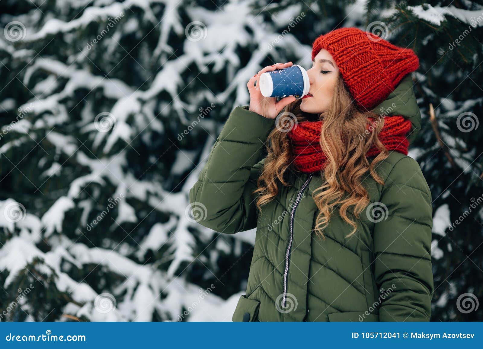 Warm winter. Тёплая зима / warm Winter. Люди в зимней одежде с кофе. Warm Winter эффект. Хипстер с кофе в зимней куртке.