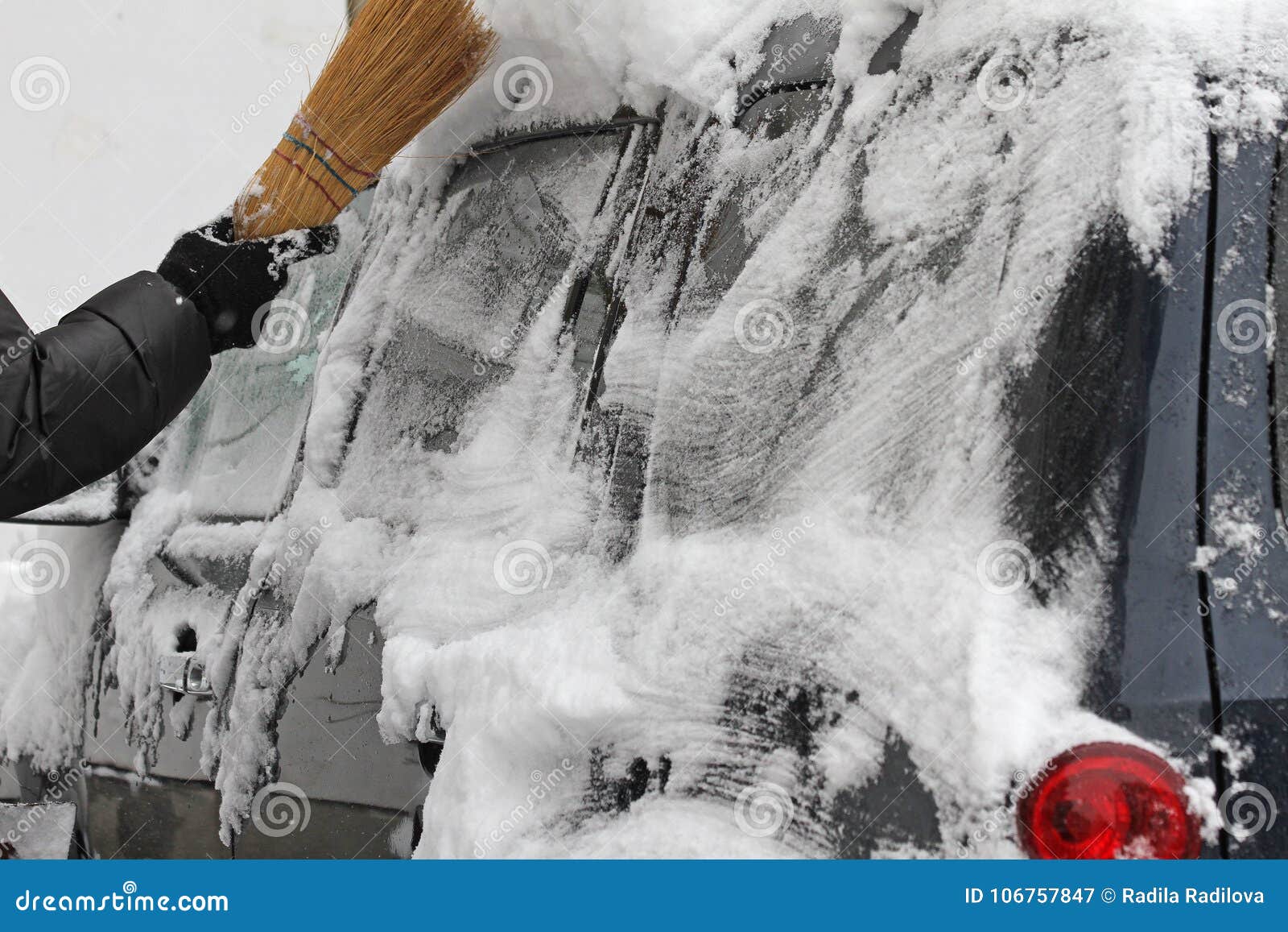 Ein Mann Mit Einem Besen Säubert Auto Vom Schnee Auf Der Straße