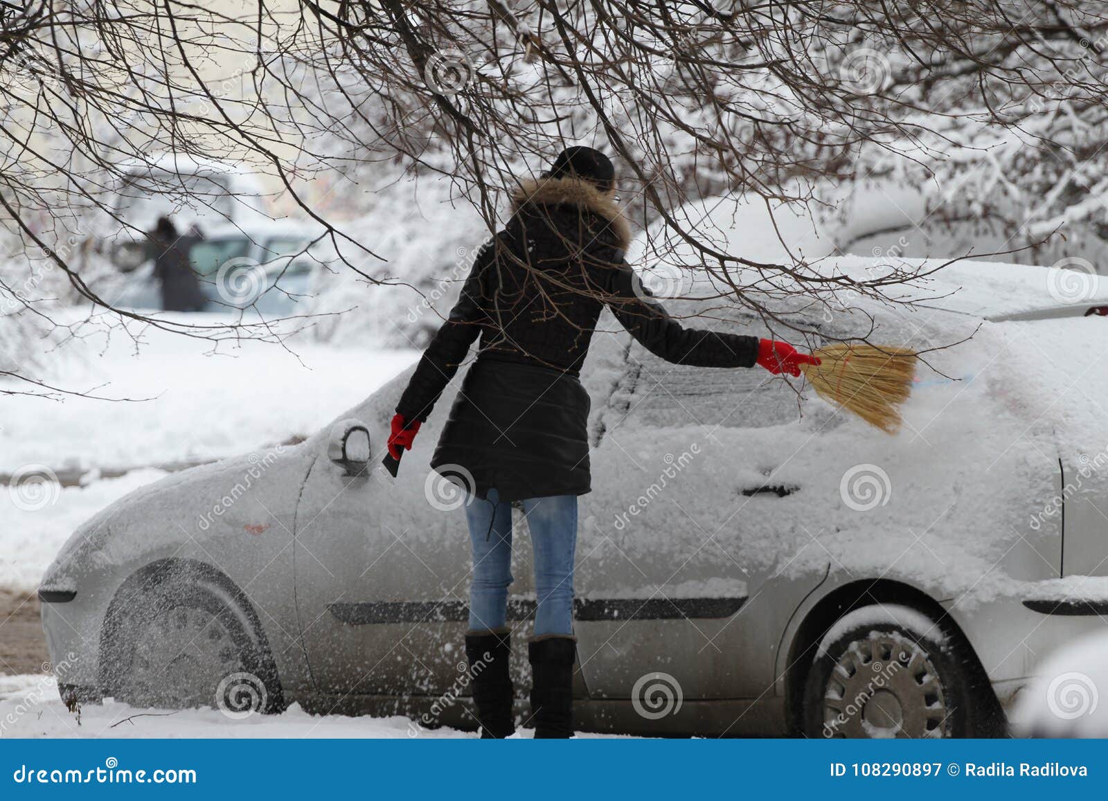 Schnee Von Der Vorderseite Des Autos Mit Einem Besen Räumen Stockfoto -  Bild von lang, obacht: 161849574