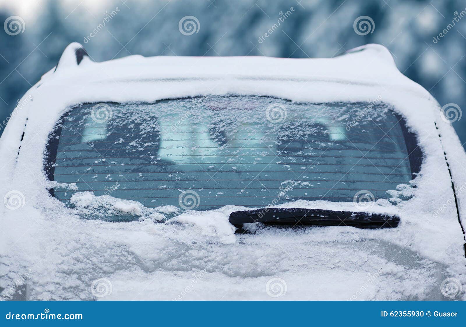 Gefrorene Auto im Winter Schnee bedeckte, Ansicht frontscheibe  Windschutzscheibe und Motorhaube auf verschneiten Hintergrund  Stockfotografie - Alamy