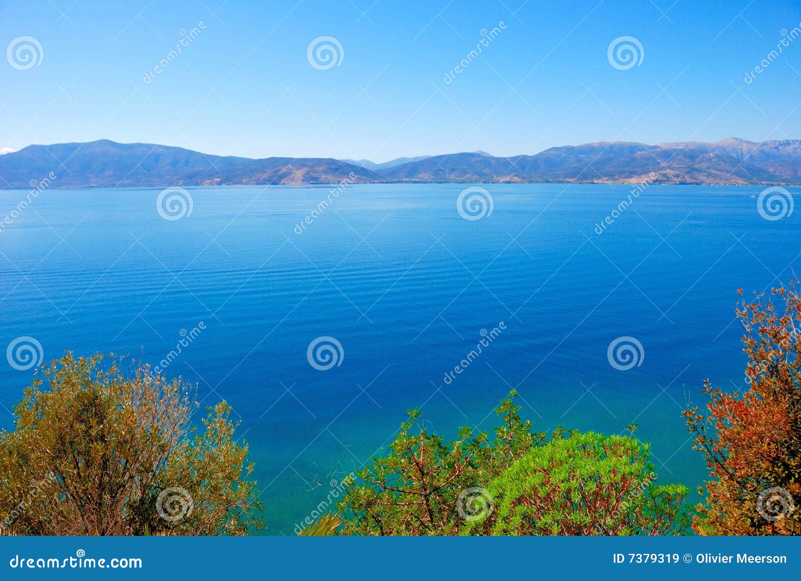 Winter, Griechenland. Blaues Meer und blauer Himmel des Winters in Griechenland. nette Wege um nafplio nahe Athen.