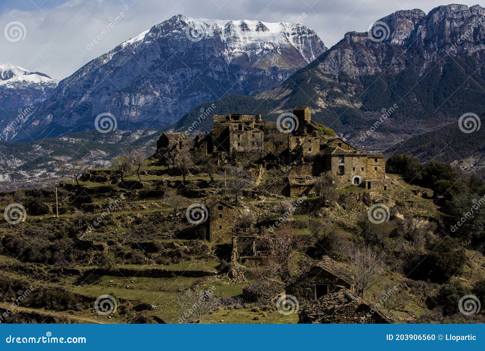 winter in muro de bellos old town, aragon, pyrenees, spain