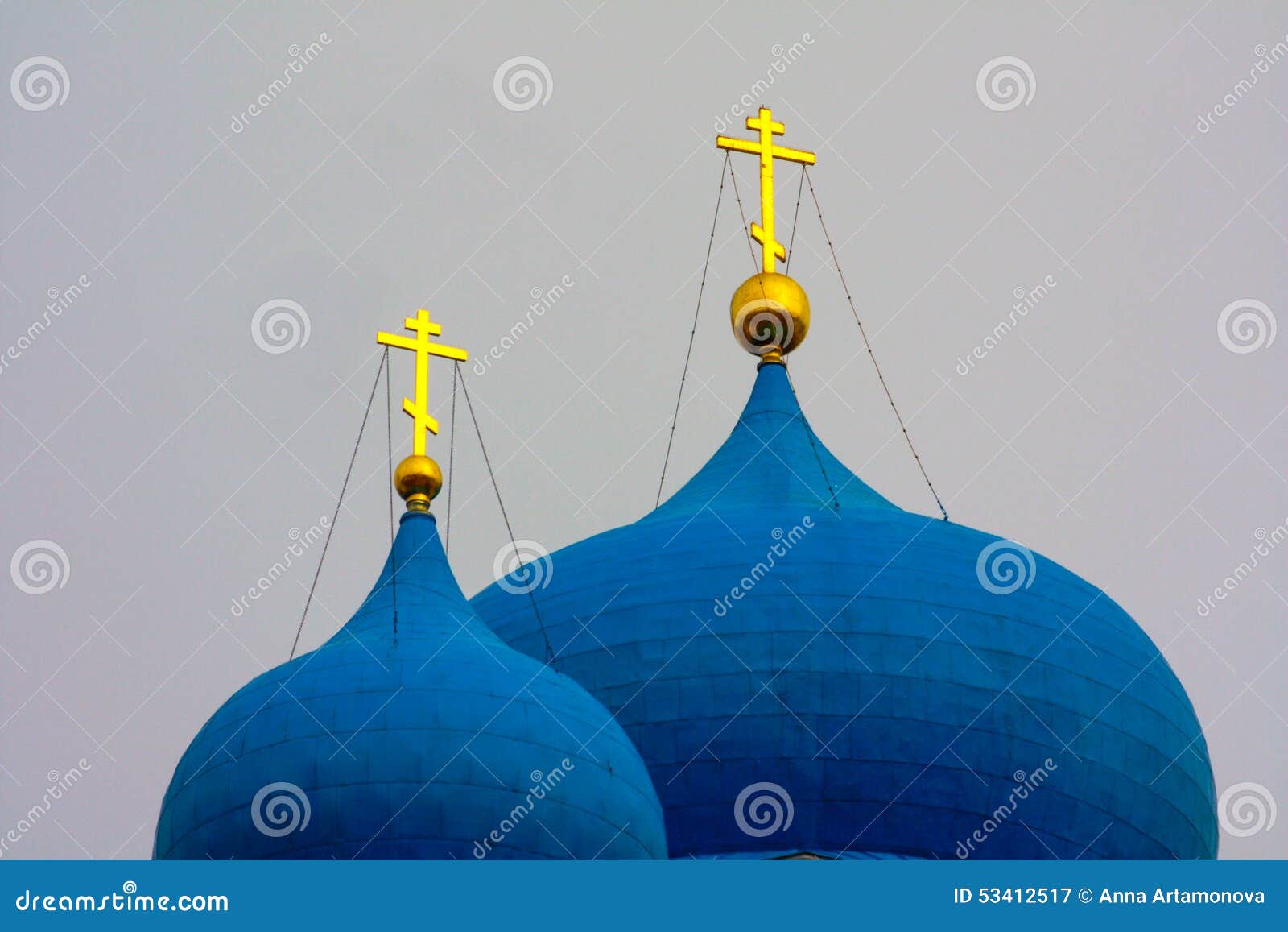 Winter Schöne orthodoxe Kirchen in Russland, mit hellen blauen Hauben. Ein altes religiöses Gebäude in der weißen Stadt Bogolyubov
