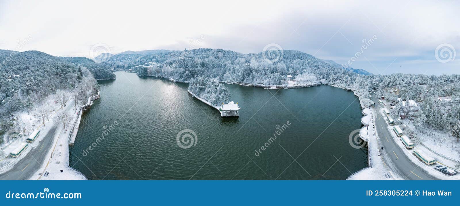 winter snow scene in lushan/mountain lu 5a national park scenic area, china