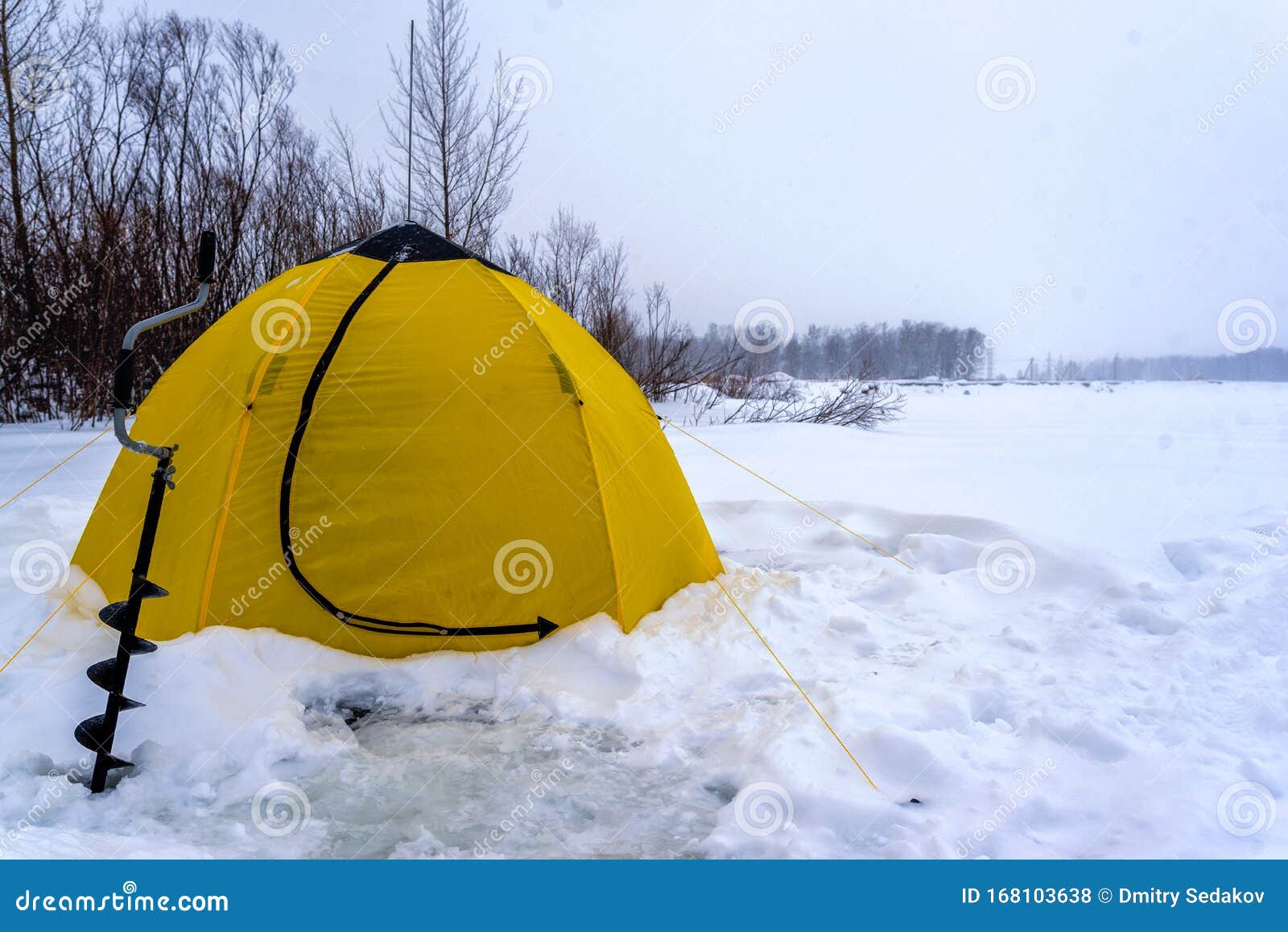 onderpand Druppelen Door A Winter Yellow Fishing Tent Stands Next To an Ice Pack on Snow and Ice in  a Blizzard. Stock Photo - Image of tent, pack: 168103638