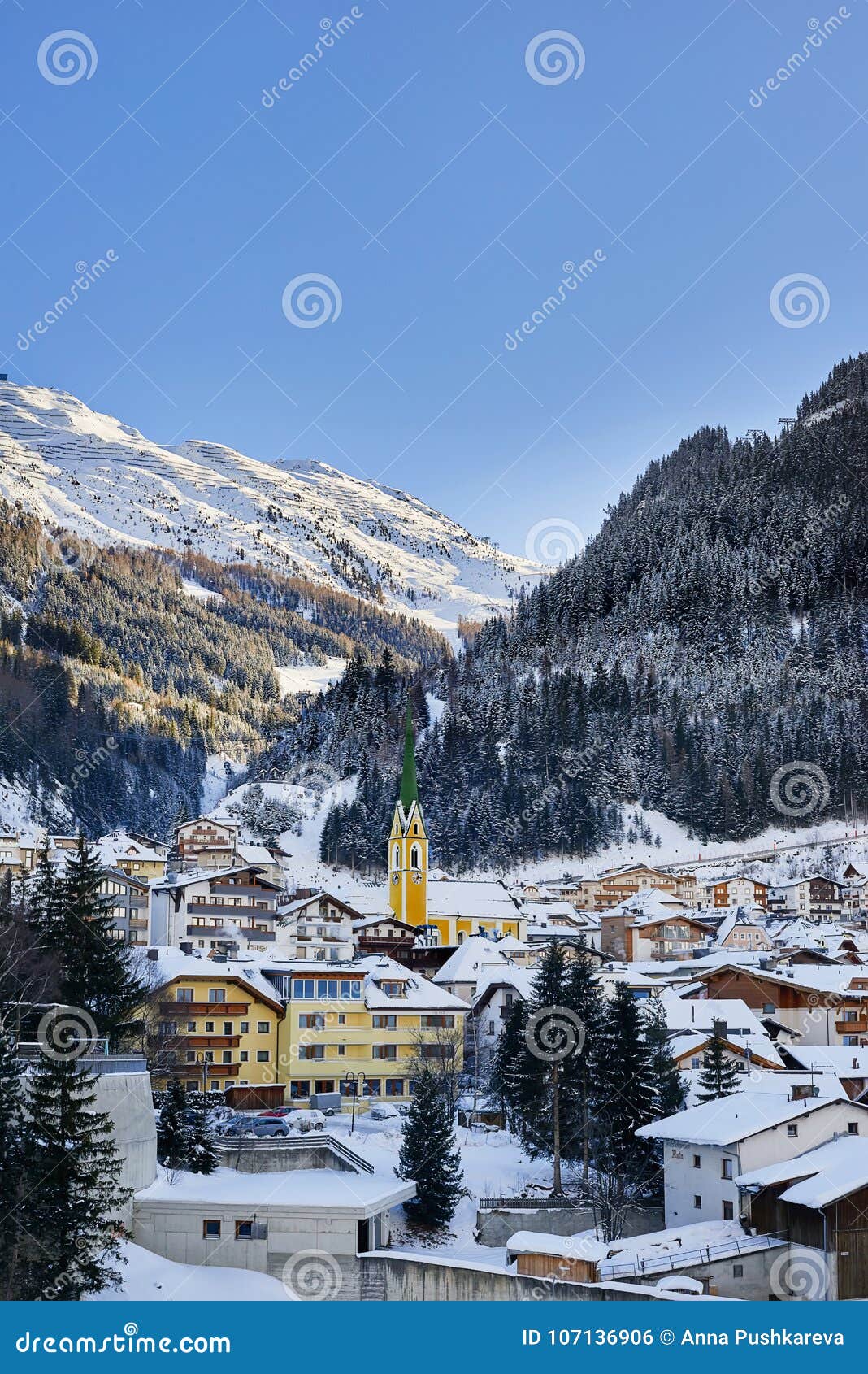 Winterabend Im Skiort Ischgl In Tirol Alpen Schnee Bedeckte Stadt Ist In Den Schatten Aber Berge Sind Sonnenbeschien Redaktionelles Foto Bild Von Winterabend Stadt