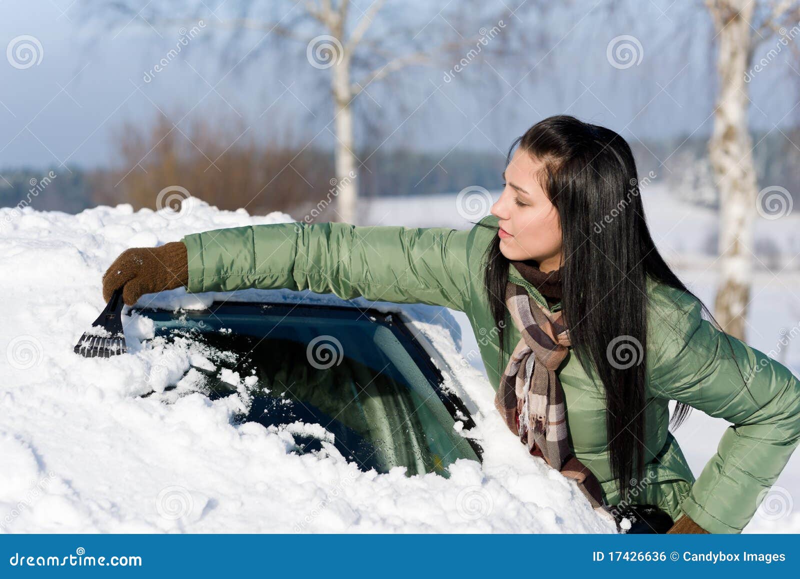 Winterauto - Frau Löschen Schnee Von Der Frontscheibe Stockfoto - Bild von  winter, frost: 17426636