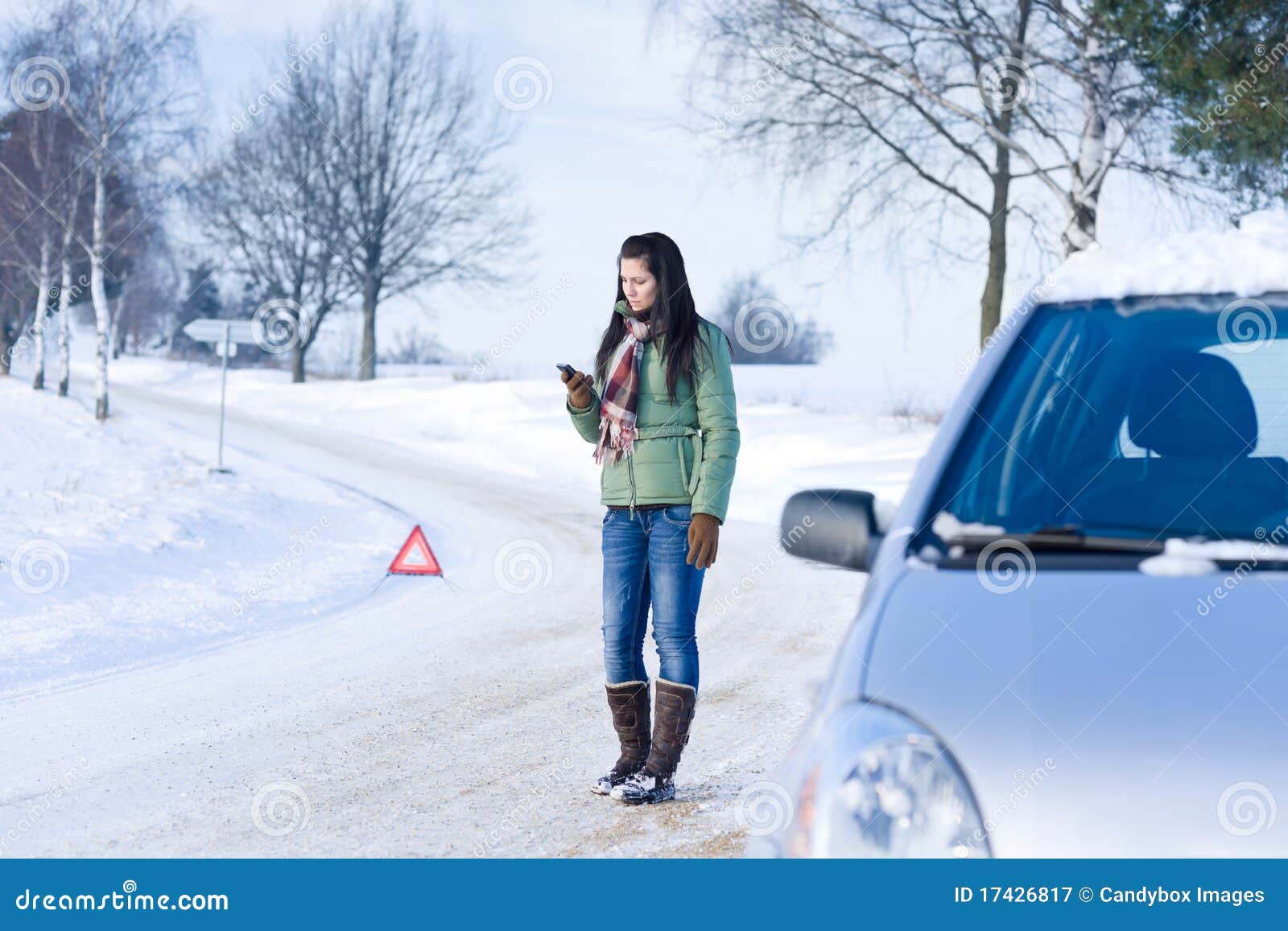 Winterautozusammenbruch - Frauenrufen um Hilfe, Straßenunterstützung