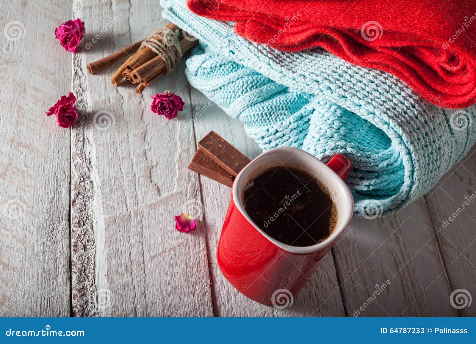 Wintermorgen, -schal und -strickjacke mit einer Schale heißem Kaffee. Roter Schal und Hut mit Zimt auf weißem Holz Winterstimmung am Valentinstag