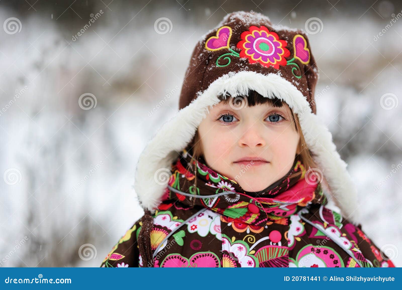 Winterportrait des Kindmädchens im bunten Snowsuit