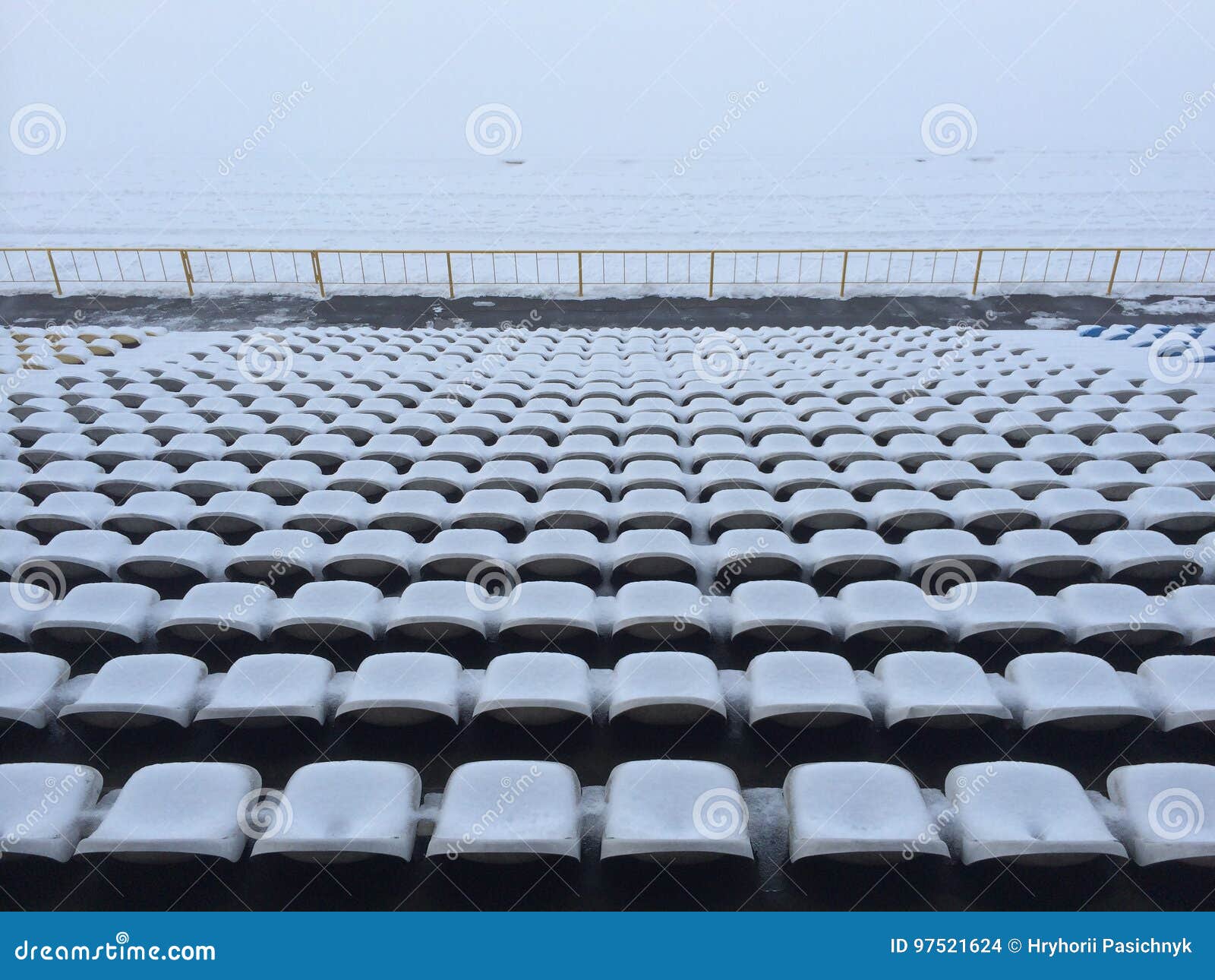 Winterstadion. Symmetrische Sitze des Fußballstadions im Winter