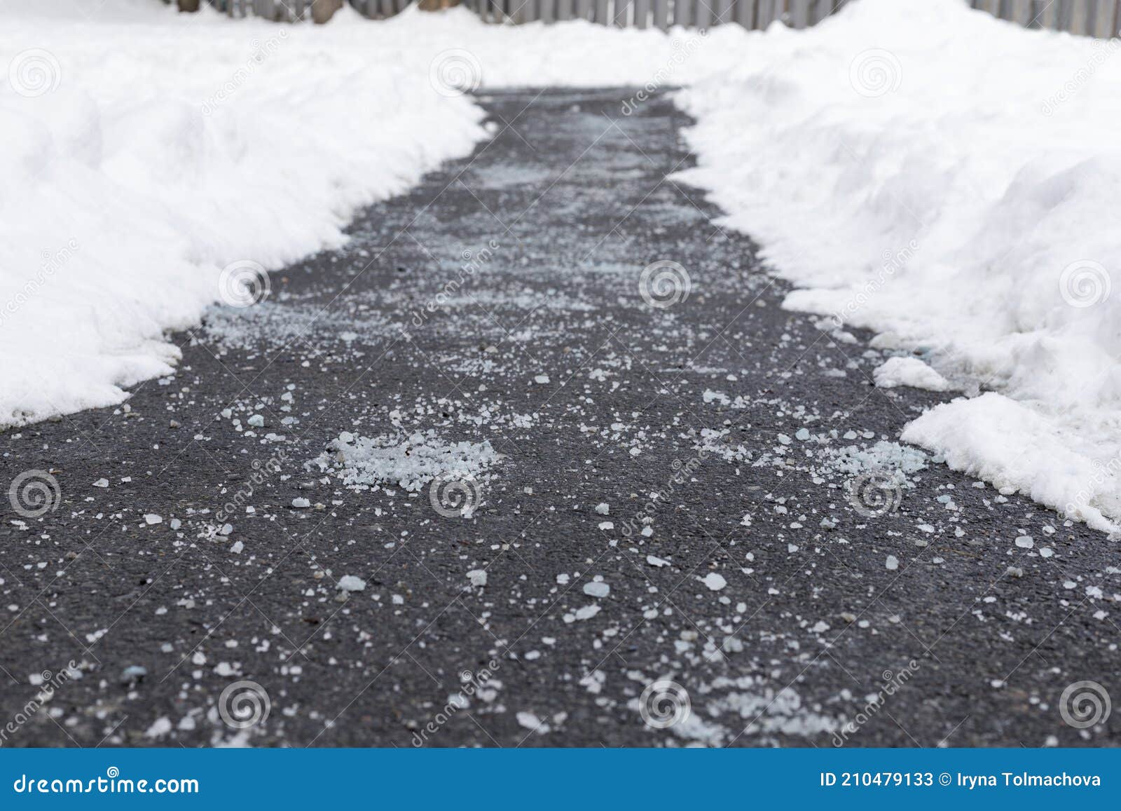 Winterstraße Mit Salz Für Schmelzenden Schnee Stockbild - Bild von  vorgewählt, schnee: 210479133
