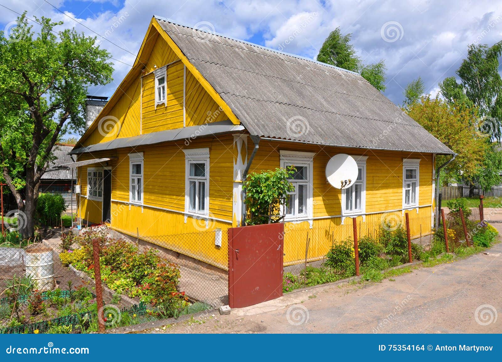 Деревенский дом желтого цвета