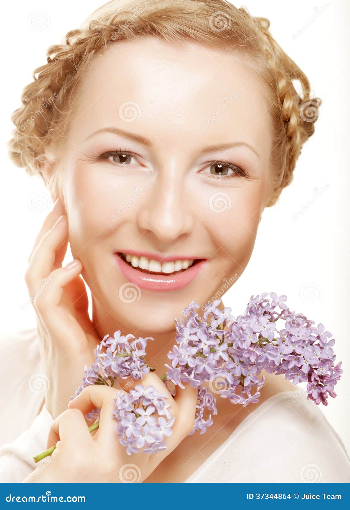 Portret piękna wiosny dziewczyna z lilymi kwiatami.