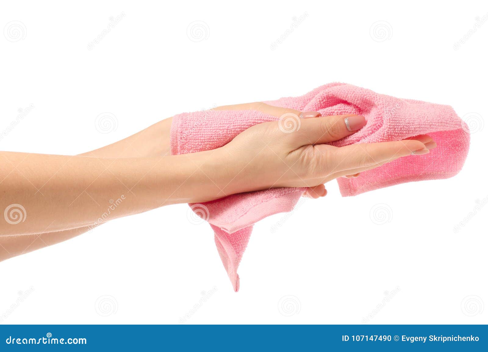 Забрал полотенце. Полотенце для рук. Вытирание рук полотенцем. Скомканное полотенце в руках. Полотенце на валике для вытирания рук.