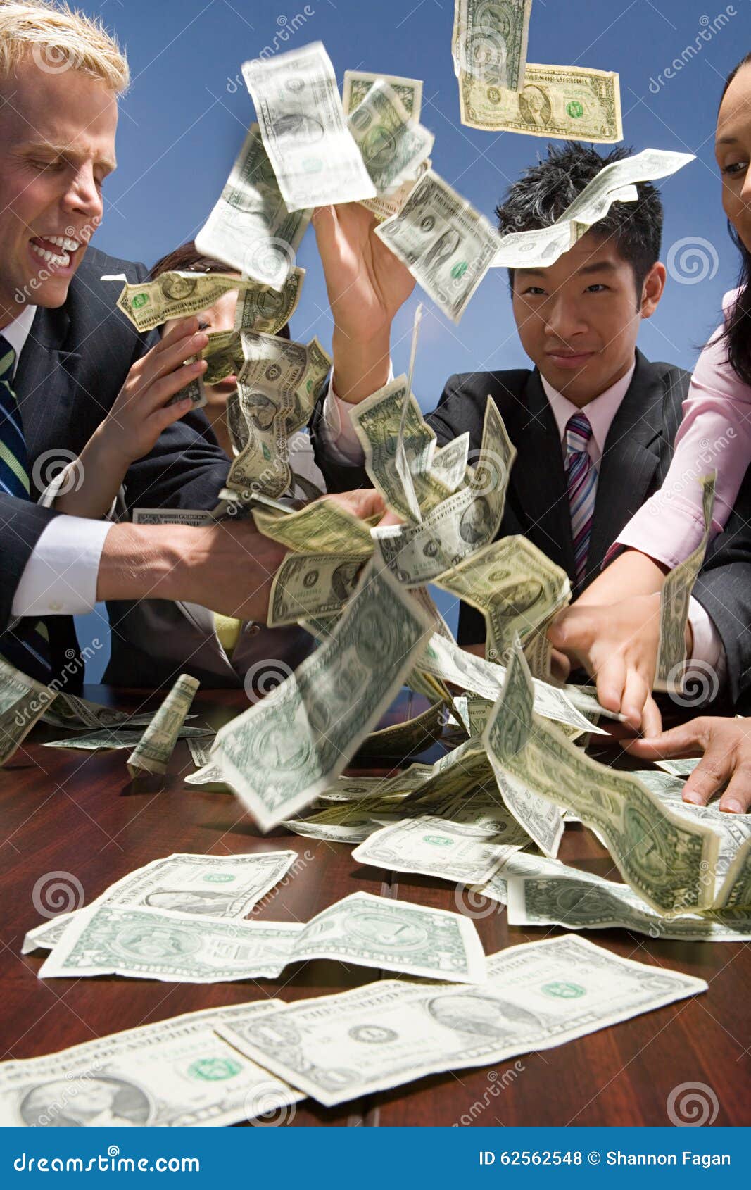 Wirtschaftler Die Geld Werfen Stockfoto Bild Von Ausgleich Ethnicity 62562548