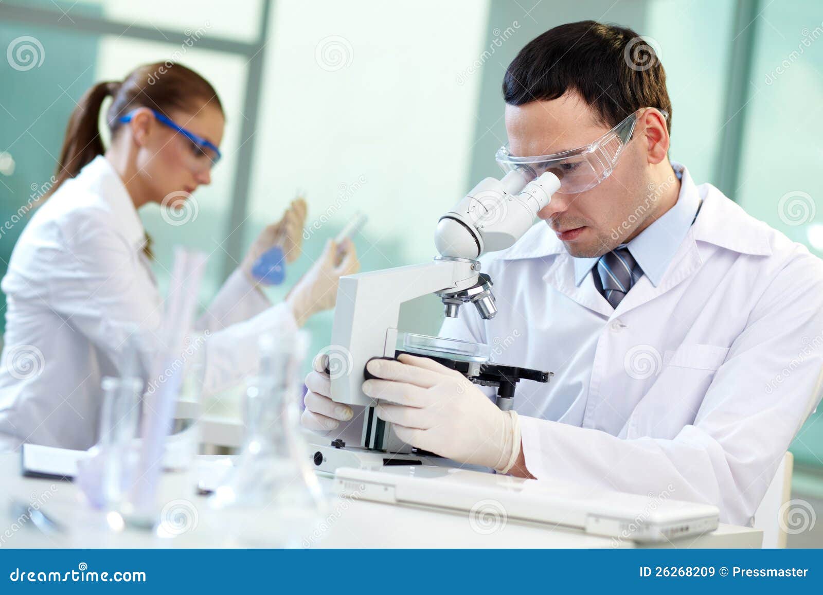 Wissenschaftliche Forschung Stockbild - Bild von schauen, person: 26268209