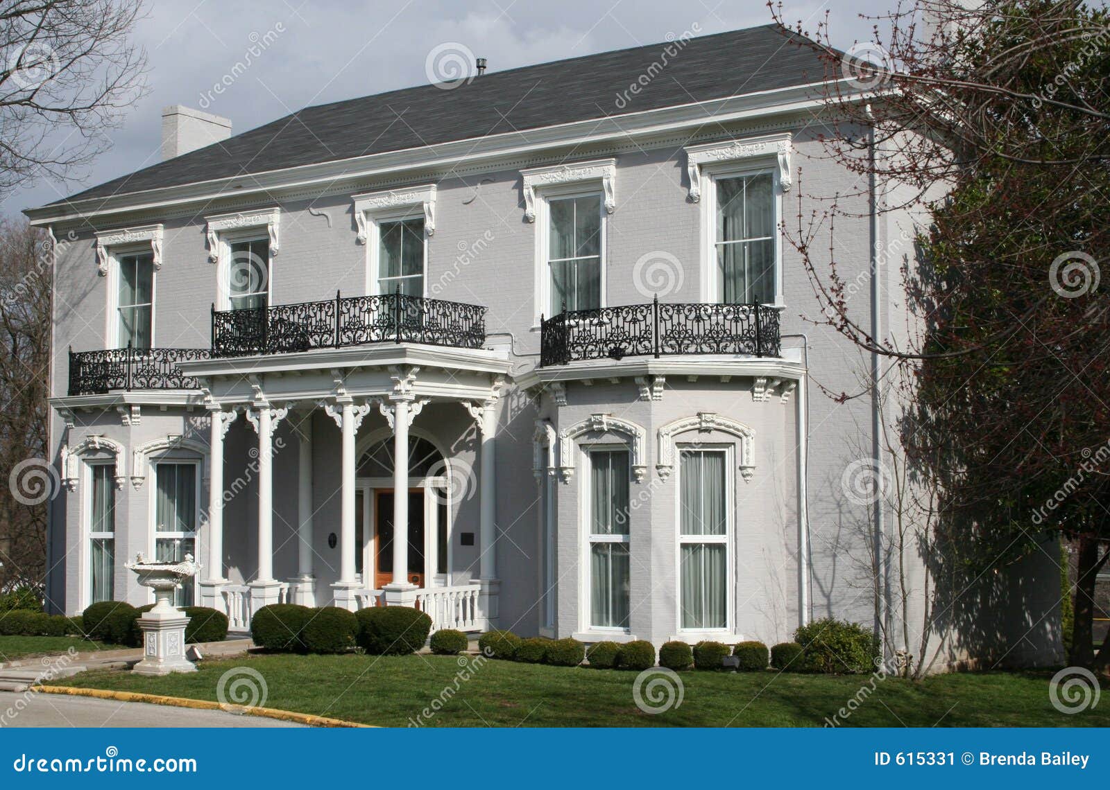 Wit Victoriaans huis stock afbeelding. Image of nesten 615331