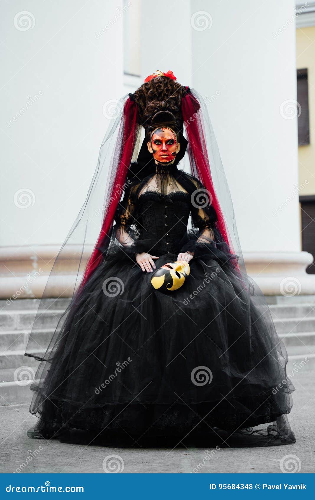 К чему снится женщина вдова. Вдова женщина. Черная вдова фото в платье. Платье вдовы казака. Богатая Старая вдова образ.