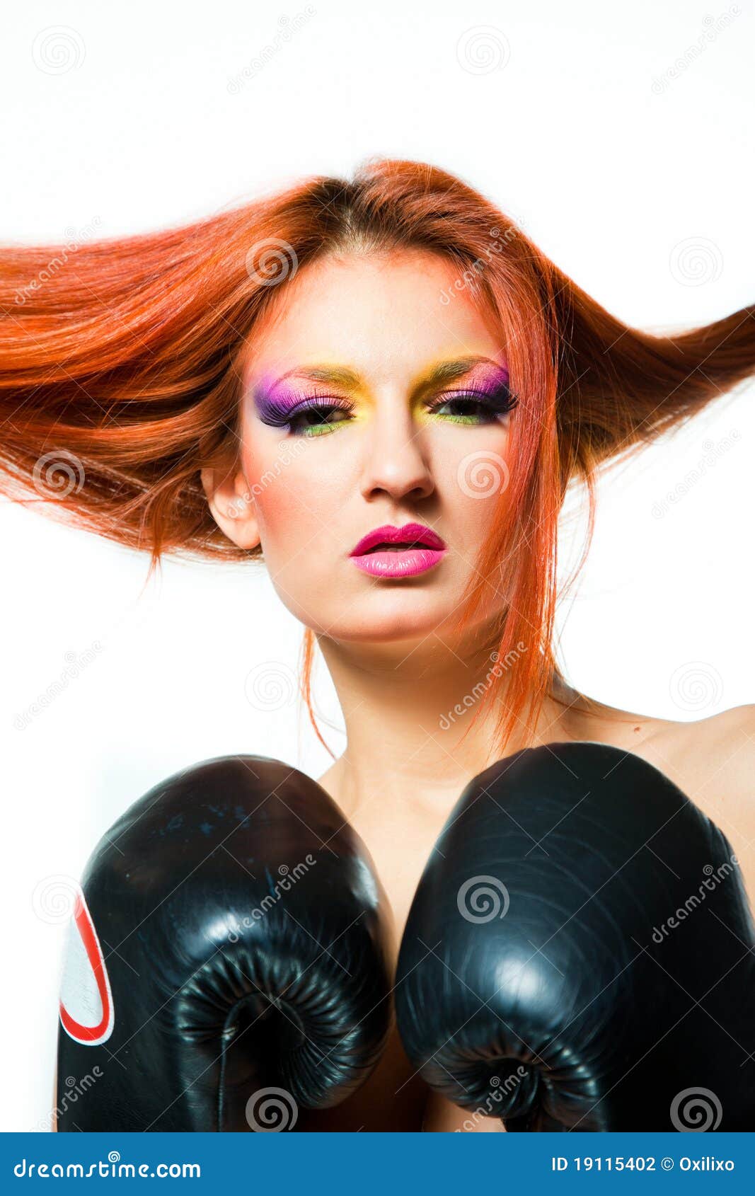 Withboxing перчаток девушки сексуальный. бокс предпосылки красивейший покрасил девушку изолированные перчатки делают multi сексуальную поднимающую вверх нося белизну