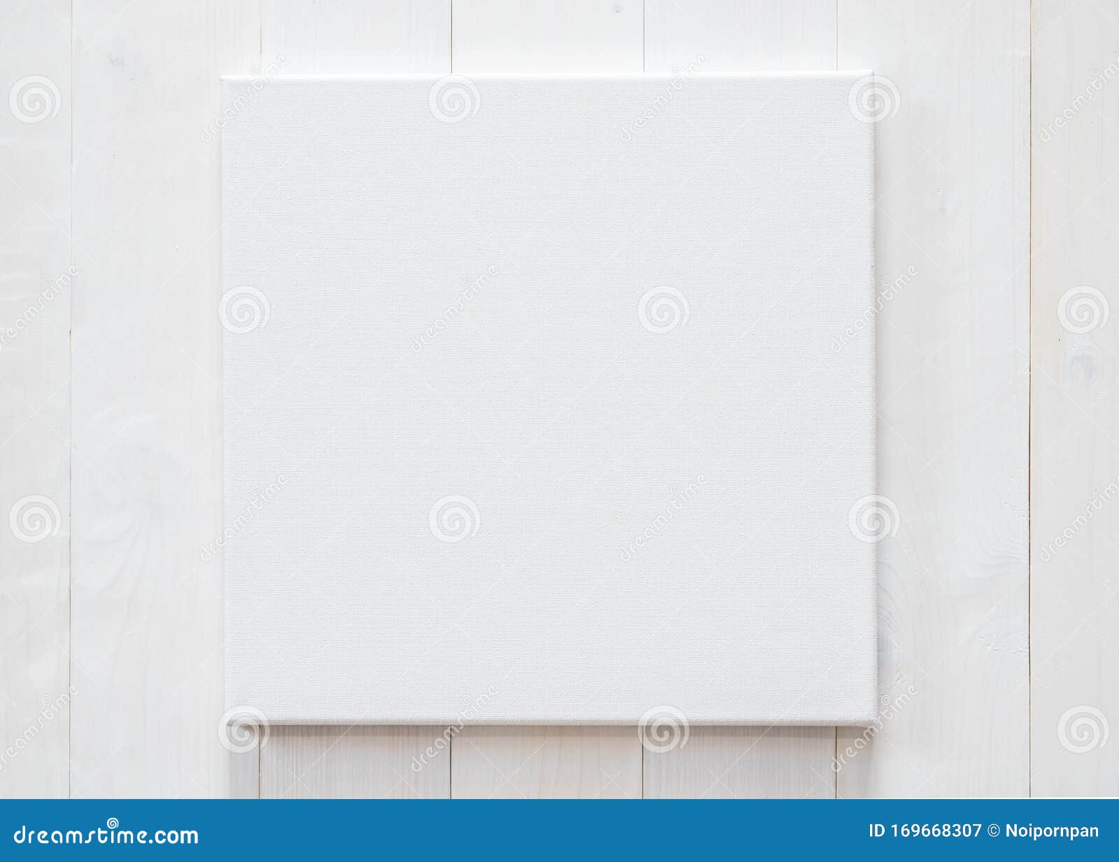 Witte Blanco Canvas Met Vierkante Afmetingen Op Witte Houten Wand Voor Kunstschilderingen En Foto's Hangen Stock Afbeelding Image of hangen, spatie: 169668307