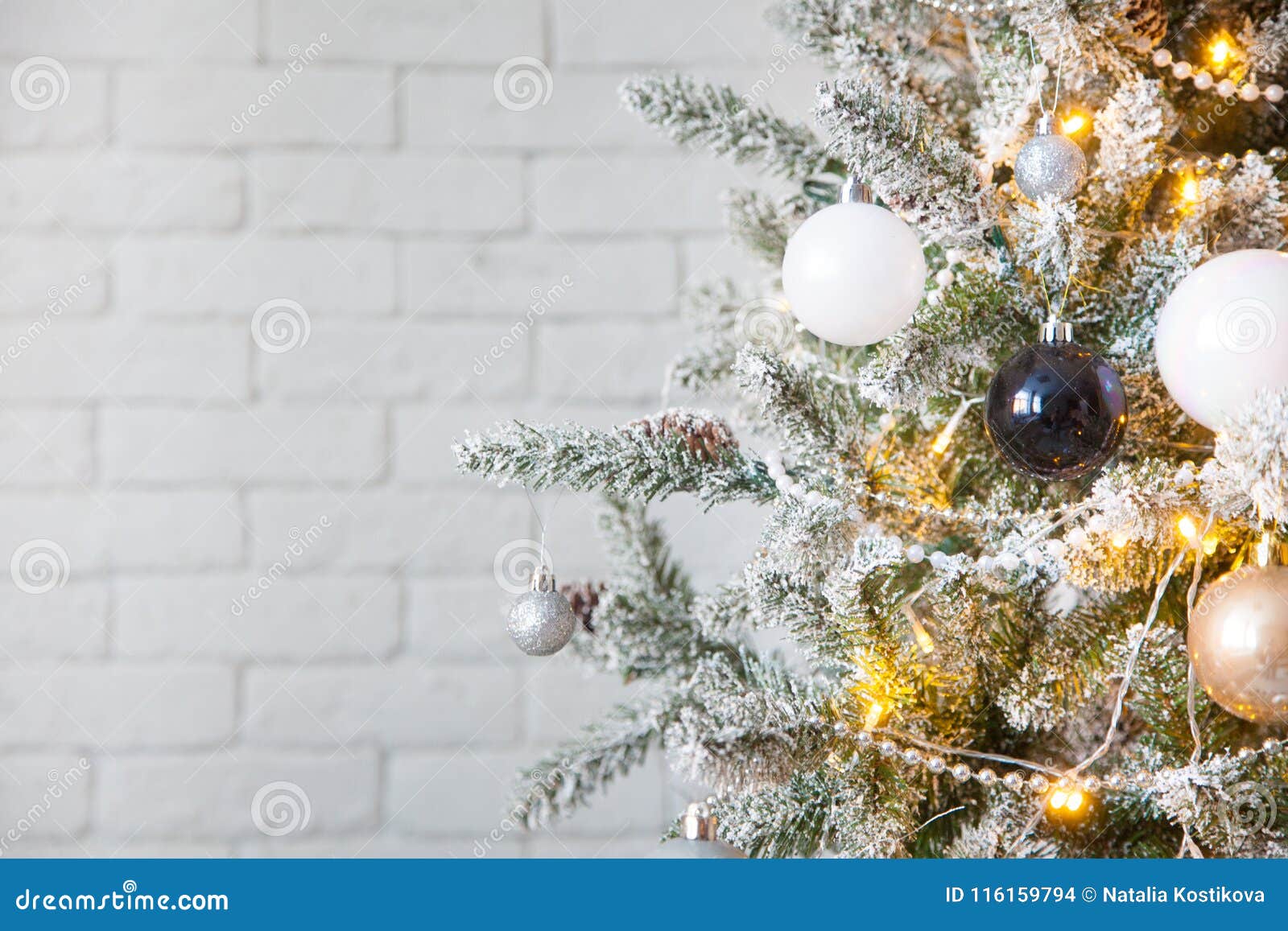 Witte Kerstboom Met Gouden En Ornamenten En Ballen Stock Foto - Image of handgemaakt, vakantie: 116159794